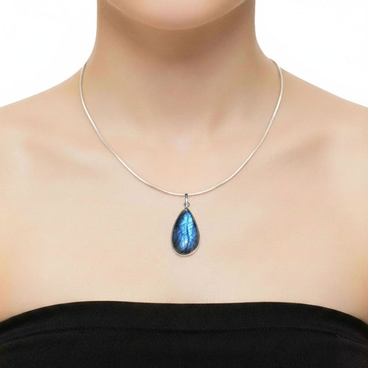 Ciondolo in labradorite – Goccia con montatura in acciaio