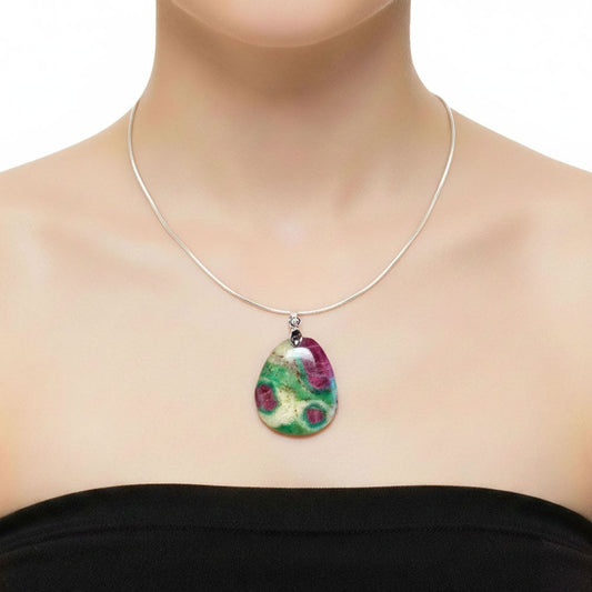 Ciondolo in rubino su fuchsite – Pietra piatta