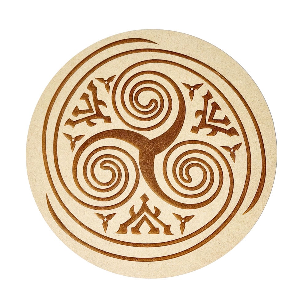 Piastra di ricarica Triscele – Legno intagliato