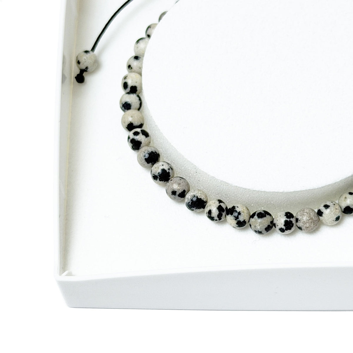Bracciale in diaspro dalmata – Perle sferiche da 4 mm cordoncino regolabile