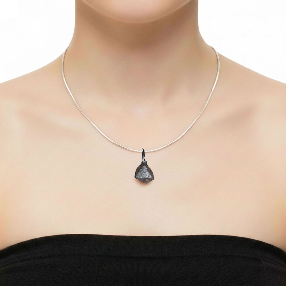 Ciondolo in magnetite – Pietra grezza