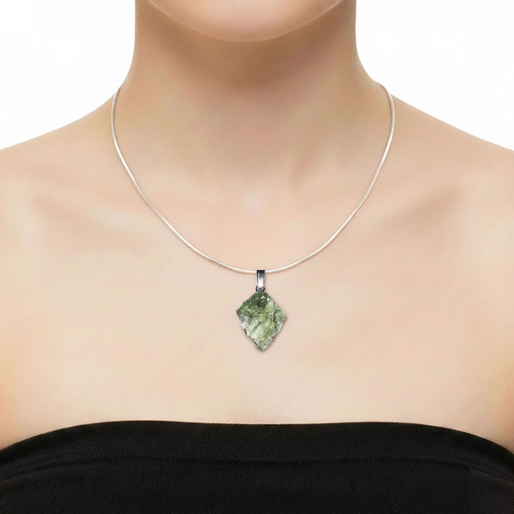 Ciondolo in moldavite – Pietra grezza