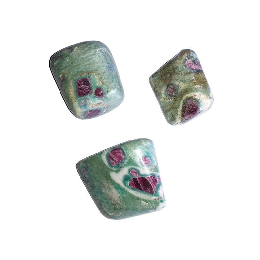 Pietra burattata di rubino su fuchsite