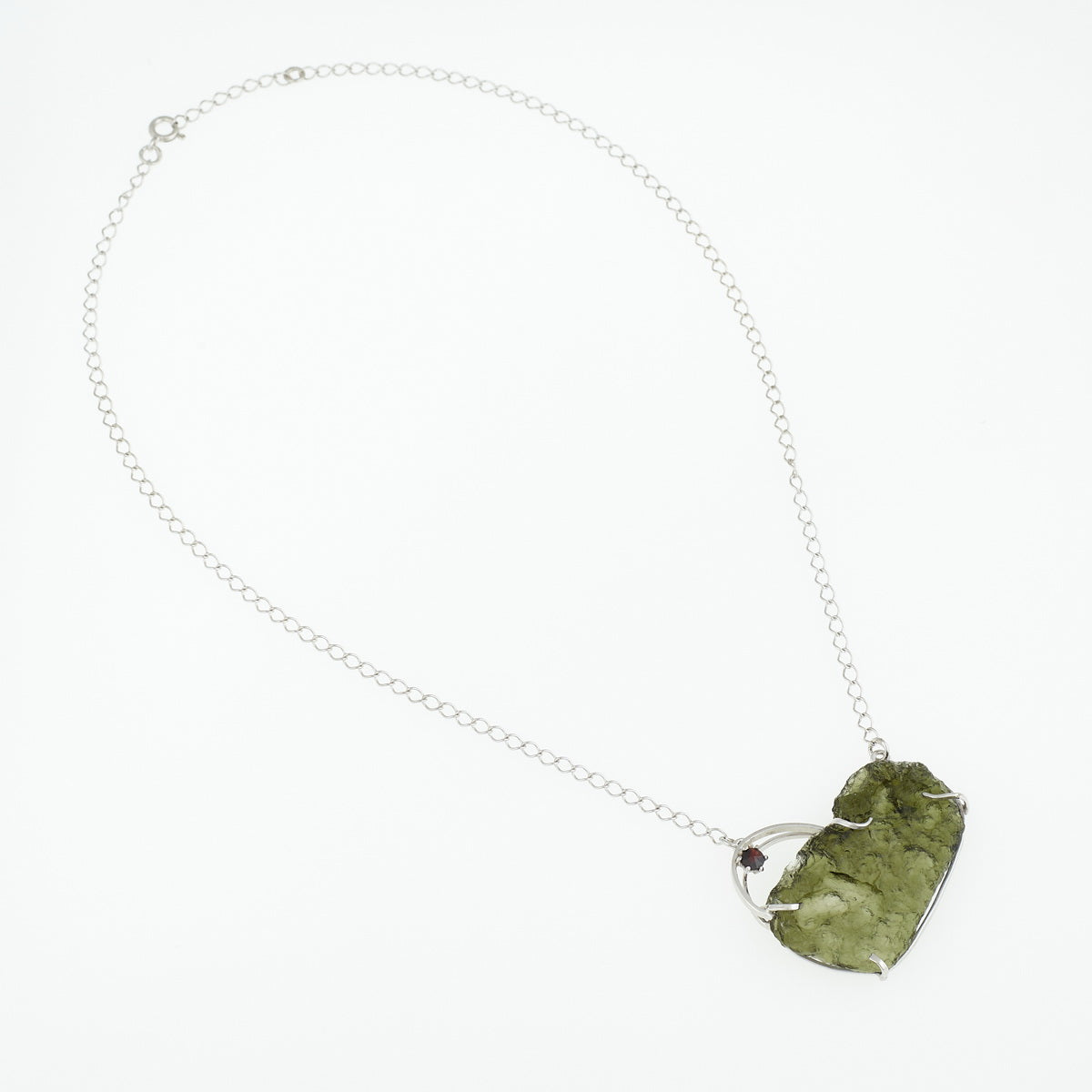 Collana in argento con Moldavite e cuore di granato 737