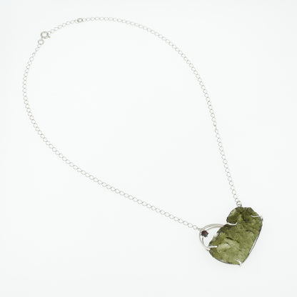 Collana in argento con Moldavite e cuore di granato 737