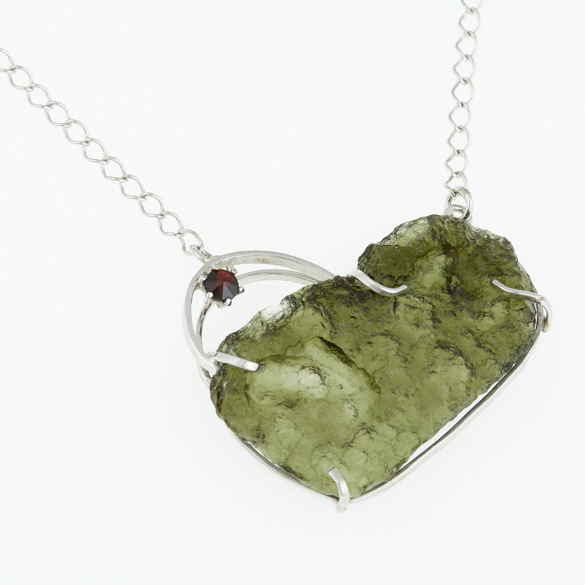 Collana in argento con Moldavite e cuore di granato 737