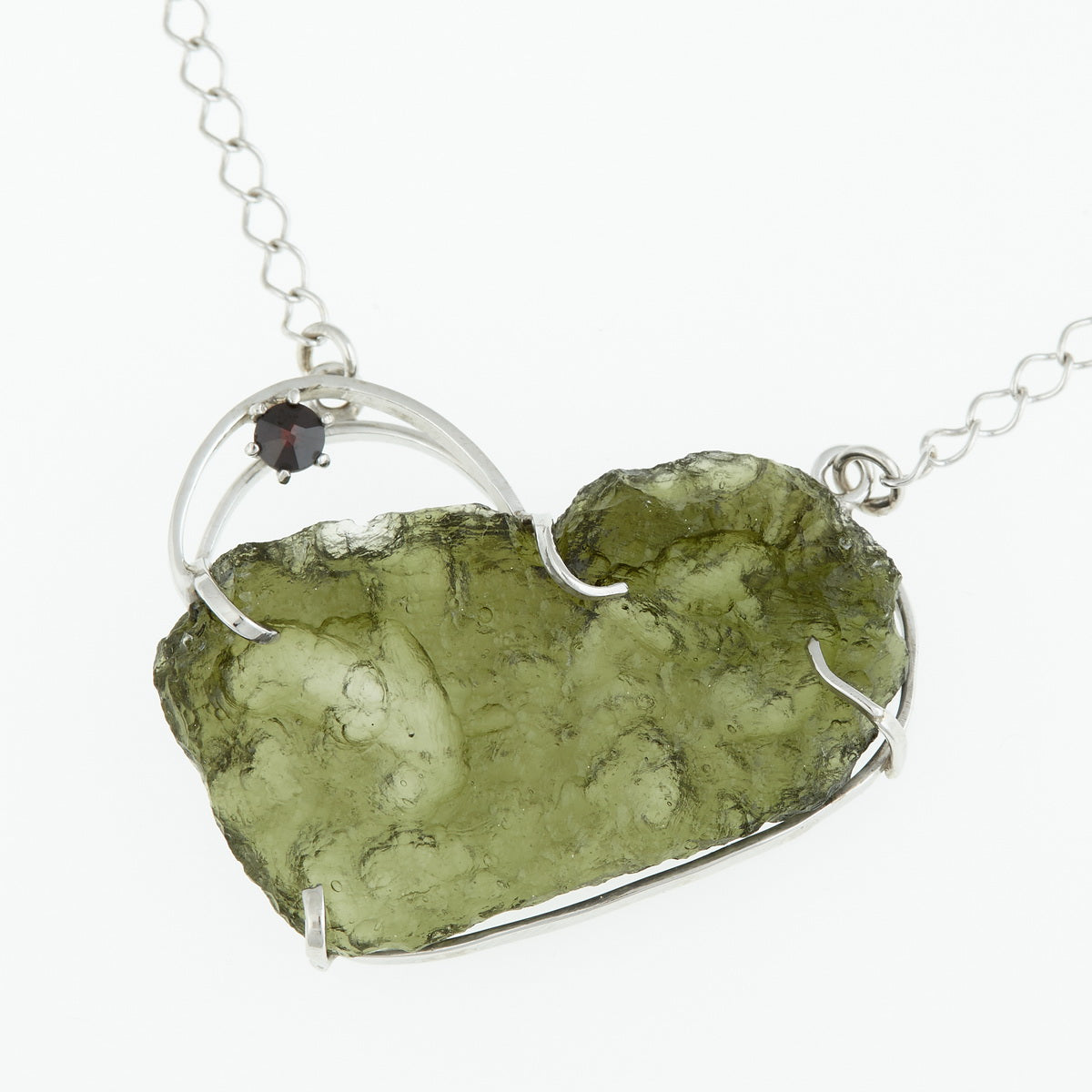 Collana in argento con Moldavite e cuore di granato 737