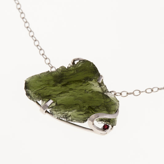 Collana in argento con Moldavite e Granato 8657