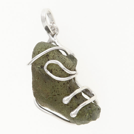 Ciondolo in argento con Moldavite – scarpa 141