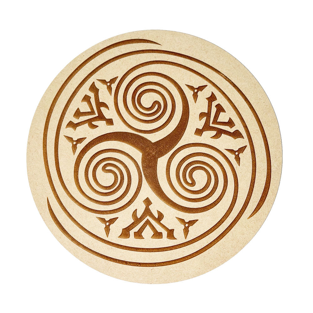 Piastra di ricarica Triskell – Legno intagliato